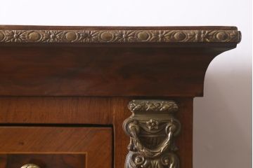 中古　イタリア家具　真鍮装飾　象嵌　凝った意匠がおしゃれなキャビネット(飾り棚、戸棚)(定価約68万円)(R-042729)