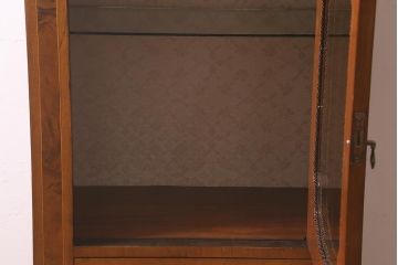 中古　イタリア家具　真鍮装飾　象嵌　凝った意匠がおしゃれなキャビネット(飾り棚、戸棚)(定価約68万円)(R-042729)