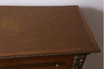 中古　イタリア家具　真鍮装飾　象嵌　凝った意匠がおしゃれなキャビネット(飾り棚、戸棚)(定価約68万円)(R-042729)