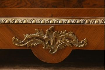中古　イタリア家具　真鍮装飾　象嵌　凝った意匠がおしゃれなキャビネット(飾り棚、戸棚)(定価約68万円)(R-042729)