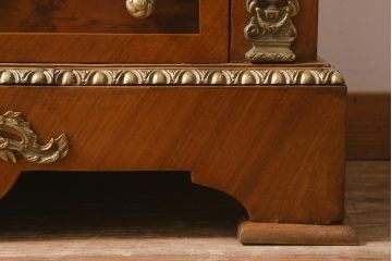 中古　イタリア家具　真鍮装飾　象嵌　凝った意匠がおしゃれなキャビネット(飾り棚、戸棚)(定価約68万円)(R-042729)