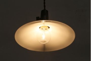 アンティーク照明　戦前　昔懐かしい白い平笠シェードの吊り下げ照明(天井照明、電笠、ペンダントライト)(R-042731)