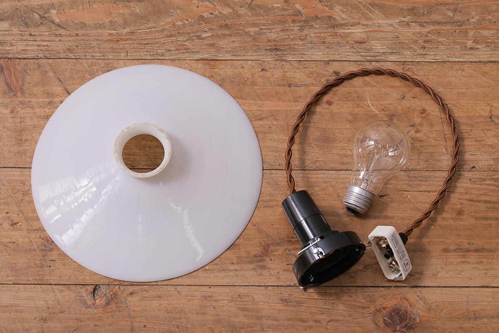 アンティーク照明　戦前　昔懐かしい白い平笠シェードの吊り下げ照明(天井照明、電笠、ペンダントライト)(R-042731)