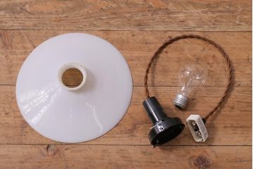 アンティーク照明　戦前　昔懐かしい白い平笠シェードの吊り下げ照明(天井照明、電笠、ペンダントライト)(R-042731)