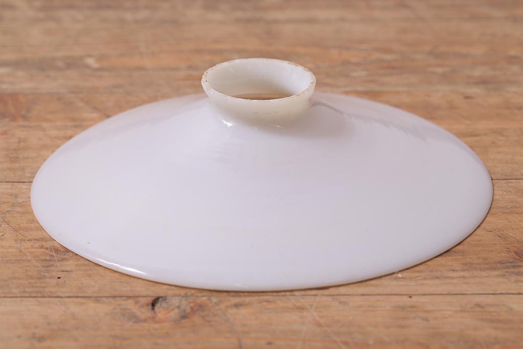 アンティーク照明　戦前　昔懐かしい白い平笠シェードの吊り下げ照明(天井照明、電笠、ペンダントライト)(R-042731)