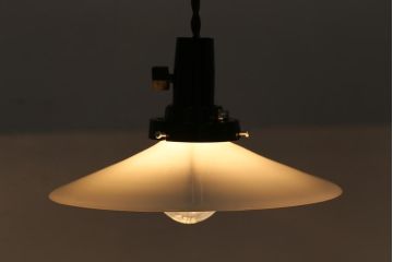 アンティーク照明　戦前　昔懐かしい白い平笠シェードの吊り下げ照明(天井照明、電笠、ペンダントライト)(R-042732)