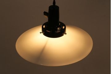 アンティーク照明　戦前　昔懐かしい白い平笠シェードの吊り下げ照明(天井照明、電笠、ペンダントライト)(R-042732)