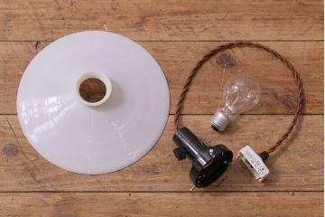 アンティーク照明　戦前　昔懐かしい白い平笠シェードの吊り下げ照明(天井照明、電笠、ペンダントライト)(R-042732)