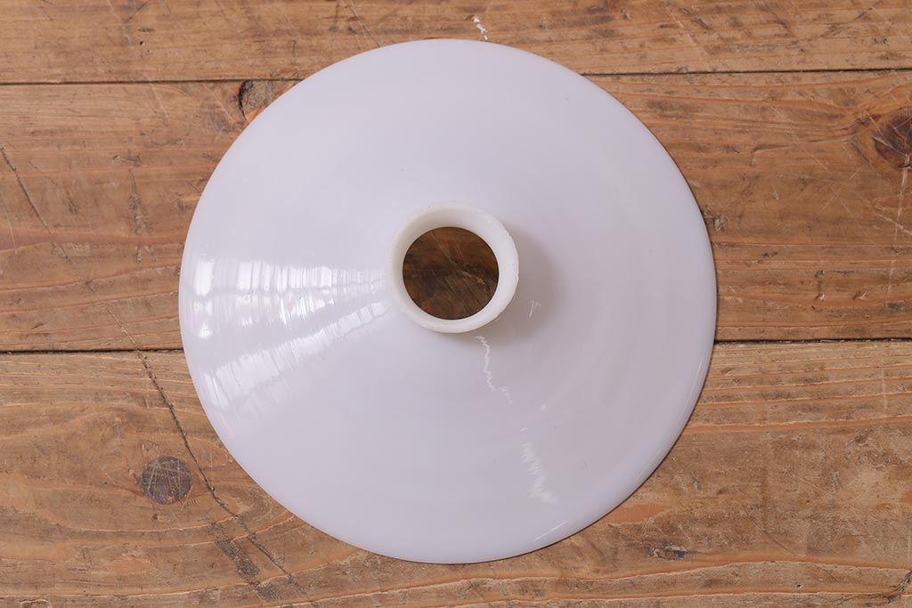 アンティーク照明　戦前　昔懐かしい白い平笠シェードの吊り下げ照明(天井照明、電笠、ペンダントライト)(R-042732)