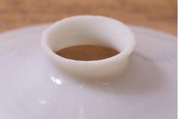 アンティーク照明　戦前　昔懐かしい白い平笠シェードの吊り下げ照明(天井照明、電笠、ペンダントライト)(R-042732)