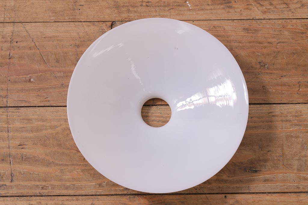 アンティーク照明　戦前　昔懐かしい白い平笠シェードの吊り下げ照明(天井照明、電笠、ペンダントライト)(R-042732)