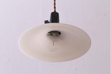 アンティーク照明　戦前　昔懐かしい白い平笠シェードの吊り下げ照明(天井照明、電笠、ペンダントライト)(R-042732)