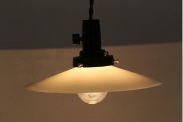 アンティーク照明　戦前　昔懐かしい白い平笠シェードの吊り下げ照明(天井照明、電笠、ペンダントライト)(R-042733)