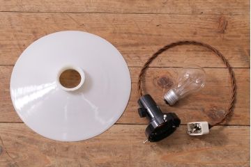 アンティーク照明　戦前　昔懐かしい白い平笠シェードの吊り下げ照明(天井照明、電笠、ペンダントライト)(R-042733)