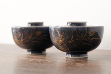 江戸期　古伊万里　瑠璃金彩花文蓋茶碗2客セット(和食器)(R-042744)