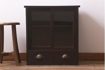 アンティーク家具　クラシカルな取っ手がおしゃれな小振りのガラス戸棚(収納棚、キャビネット)(R-042750)