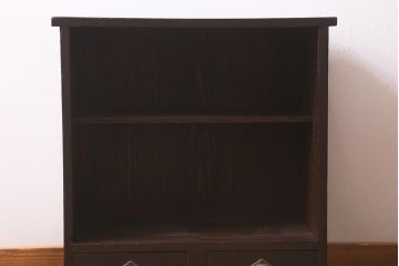アンティーク家具　クラシカルな取っ手がおしゃれな小振りのガラス戸棚(収納棚、キャビネット)(R-042750)