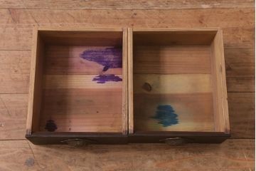アンティーク家具　クラシカルな取っ手がおしゃれな小振りのガラス戸棚(収納棚、キャビネット)(R-042750)