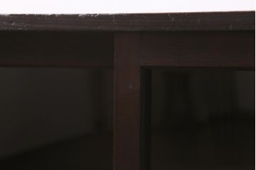 アンティーク家具　クラシカルな取っ手がおしゃれな小振りのガラス戸棚(収納棚、キャビネット)(R-042750)