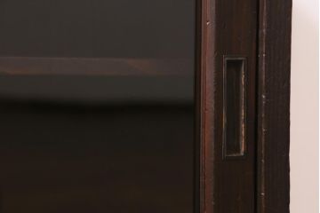 アンティーク家具　クラシカルな取っ手がおしゃれな小振りのガラス戸棚(収納棚、キャビネット)(R-042750)