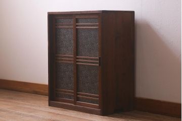 アンティーク家具　木製　ダイヤガラス入り　レトロスタイルにおすすめな小振りの戸棚(収納棚、キャビネット)(R-042753)