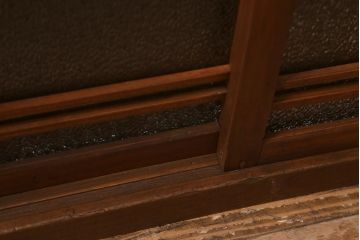 アンティーク家具　木製　ダイヤガラス入り　レトロスタイルにおすすめな小振りの戸棚(収納棚、キャビネット)(R-042753)