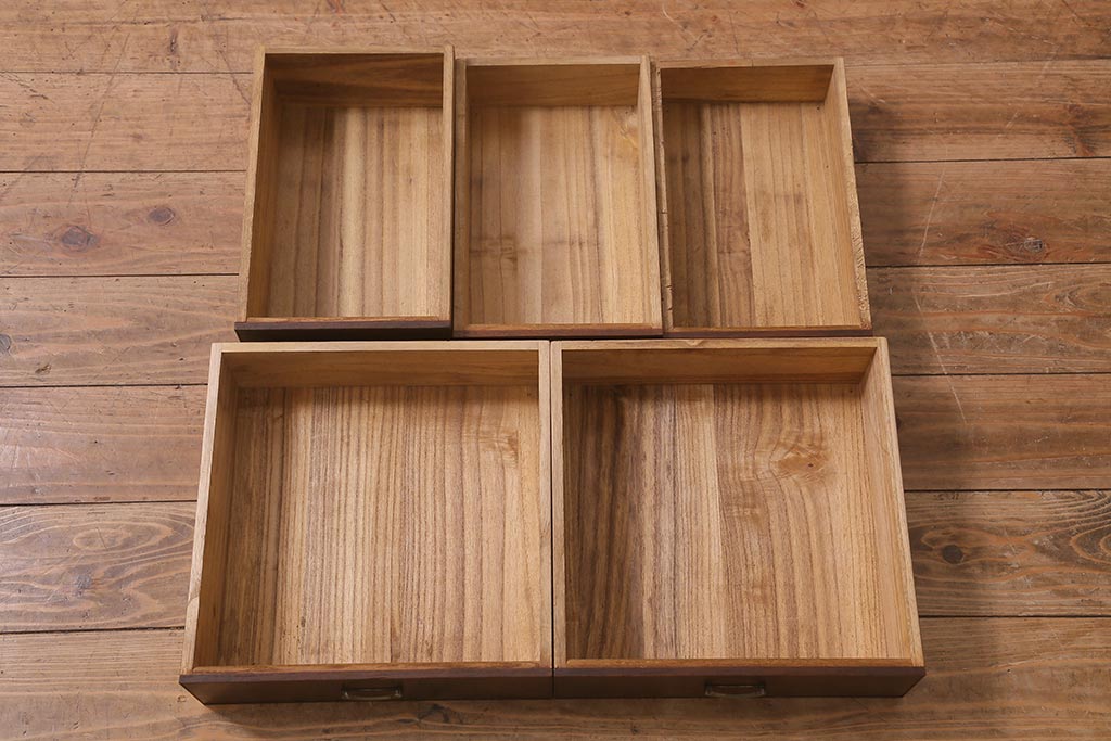 アンティーク家具　指物家具　桑・タモ・桐材　品の良い作りが魅力的な上手物の飾り棚(戸棚、収納棚)(R-042754)