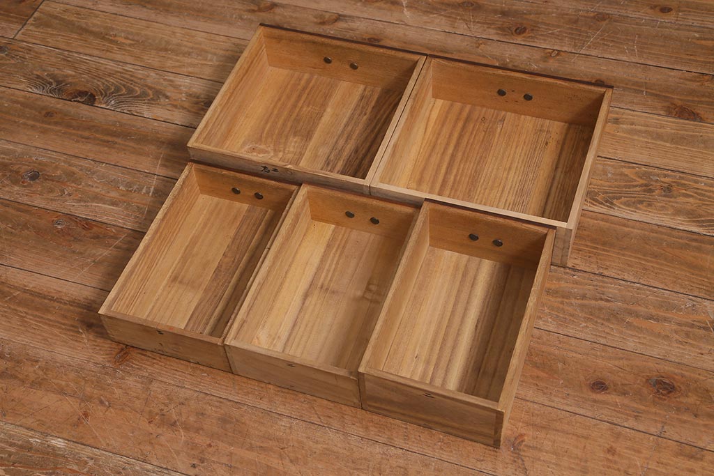 アンティーク家具　指物家具　桑・タモ・桐材　品の良い作りが魅力的な上手物の飾り棚(戸棚、収納棚)(R-042754)