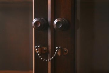 中古　希少な廃盤品!!　北海道民芸家具　OM158　品のある空間づくりにおすすめな飾り棚(収納棚、キャビネット)(定価約めな飾り棚(収納棚、キャビネット)(R-042756)