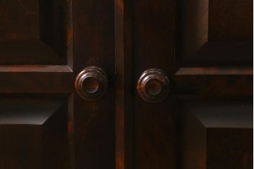 中古　希少な廃盤品!!　北海道民芸家具　OM158　品のある空間づくりにおすすめな飾り棚(収納棚、キャビネット)(定価約めな飾り棚(収納棚、キャビネット)(R-042756)