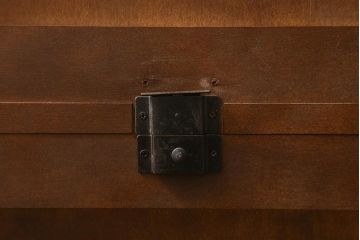 中古　希少な廃盤品!!　北海道民芸家具　OM158　品のある空間づくりにおすすめな飾り棚(収納棚、キャビネット)(定価約めな飾り棚(収納棚、キャビネット)(R-042756)