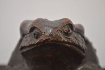 アンティーク雑貨　古い木彫りの蛙　置物　竹根　彫刻　民芸品　中国唐物?(R-042801)