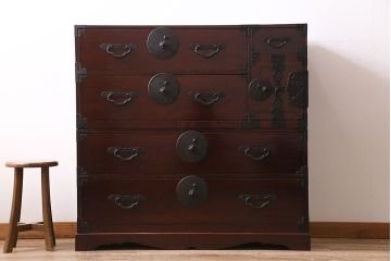 アンティーク家具　極上美品　前面栗材　漆塗り　桜の丸金具が魅力的な米沢箪笥(衣装箪笥、古箪笥)(R-042808)