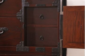 アンティーク家具　極上美品　前面栗材　漆塗り　桜の丸金具が魅力的な米沢箪笥(衣装箪笥、古箪笥)(R-042808)