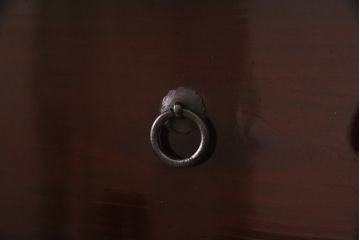 アンティーク家具　極上美品　前面栗材　漆塗り　桜の丸金具が魅力的な米沢箪笥(衣装箪笥、古箪笥)(R-042808)