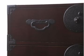 アンティーク家具　極上美品　前面栗材　漆塗り　桜の丸金具が魅力的な米沢箪笥(衣装箪笥、古箪笥)(R-042808)