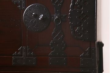アンティーク家具　極上美品　前面栗材　漆塗り　桜の丸金具が魅力的な米沢箪笥(衣装箪笥、古箪笥)(R-042808)