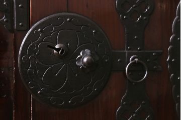 アンティーク家具　極上美品　前面栗材　漆塗り　桜の丸金具が魅力的な米沢箪笥(衣装箪笥、古箪笥)(R-042808)
