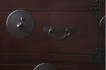アンティーク家具　極上美品　前面栗材　漆塗り　桜の丸金具が魅力的な米沢箪笥(衣装箪笥、古箪笥)(R-042808)