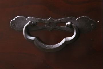 アンティーク家具　極上美品　前面栗材　漆塗り　桜の丸金具が魅力的な米沢箪笥(衣装箪笥、古箪笥)(R-042808)
