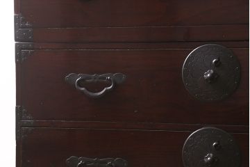 アンティーク家具　極上美品　前面栗材　漆塗り　桜の丸金具が魅力的な米沢箪笥(衣装箪笥、古箪笥)(R-042808)