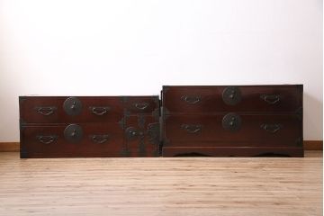 アンティーク家具　極上美品　前面栗材　漆塗り　桜の丸金具が魅力的な米沢箪笥(衣装箪笥、古箪笥)(R-042808)