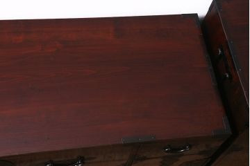 アンティーク家具　極上美品　前面栗材　漆塗り　桜の丸金具が魅力的な米沢箪笥(衣装箪笥、古箪笥)(R-042808)