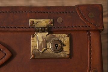 アンティーク　本革　レトロな魅力が漂うトランク(鞄、カバン、収納、ディスプレイ)(R-042818)