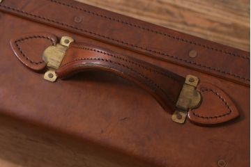 アンティーク雑貨　本革　レトロな魅力が漂うトランク(鞄、カバン、収納、ディスプレイ)(R-042818)