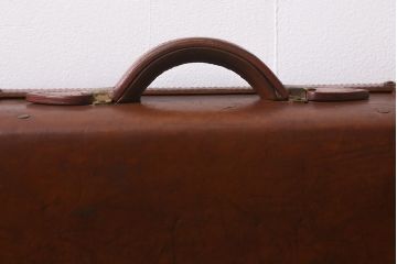アンティーク雑貨　本革　レトロな魅力が漂うトランク(鞄、カバン、収納、ディスプレイ)(R-042818)