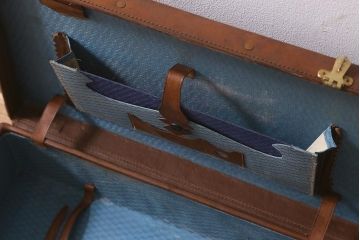 アンティーク雑貨　本革　レトロな魅力が漂うトランク(鞄、カバン、収納、ディスプレイ)(R-042823)