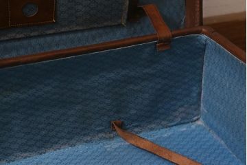 アンティーク雑貨　本革　レトロな魅力が漂うトランク(鞄、カバン、収納、ディスプレイ)(R-042823)