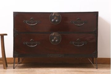 アンティーク家具　前面ケヤキ材　鉄脚リメイク　竹に雀　漆塗りがきれいな二本松箪笥ローボード(リビングボード、テレビボード)(R-042839)