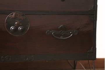 アンティーク家具　前面ケヤキ材　鉄脚リメイク　竹に雀　漆塗りがきれいな二本松箪笥ローボード(リビングボード、テレビボード)(R-042839)